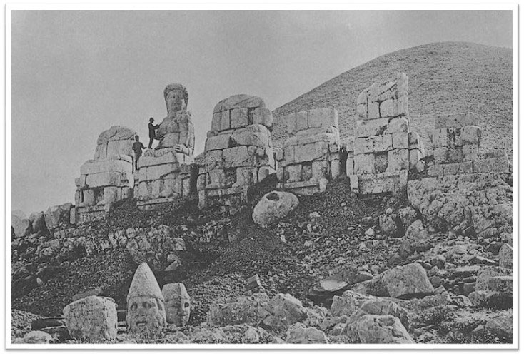 Ostterrasse des Grabheiligtums Antiochos I auf dem Nemrud Dag